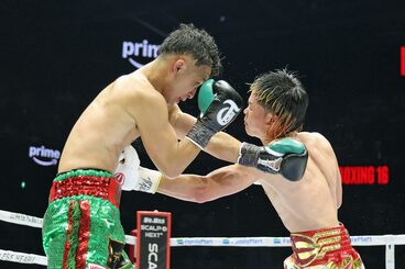 井上拓真（左）を攻める那須川天心