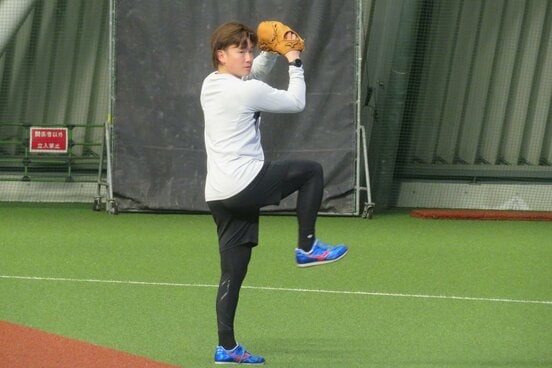 ファーム施設で練習する中村稔弥