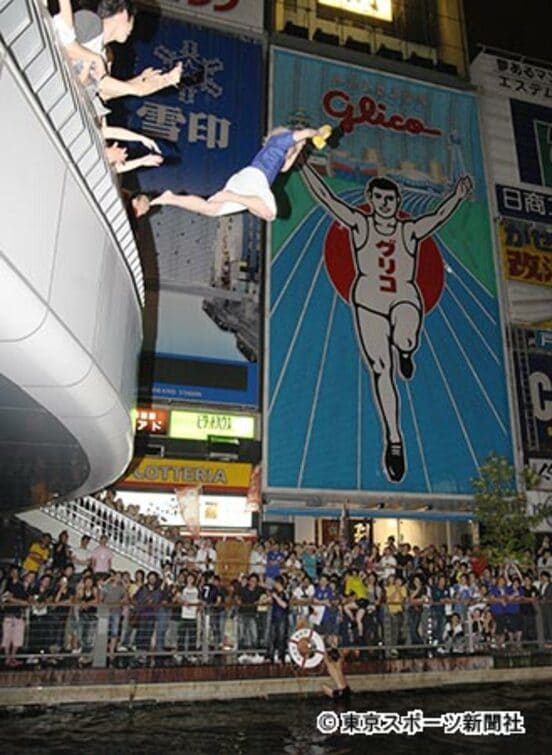 戎橋から飛び込む日本人は多いが…