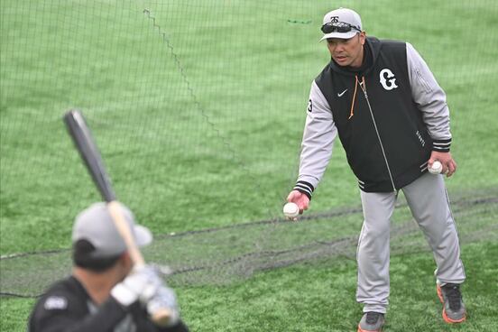 トスを続ける阿部監督（左手前は石塚）