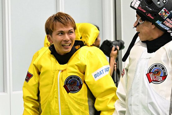 外枠からの連絡みに、手応えをつかんだ山崎郡(左)
