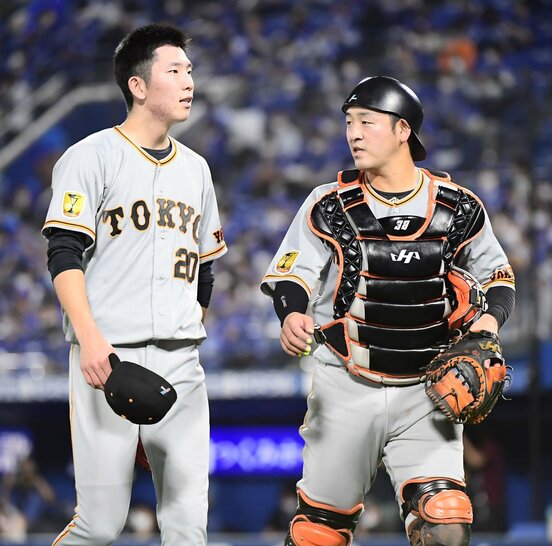  畠（左）と話す岸田