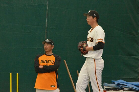 阿部監督の視線を受けながら投球する戸郷