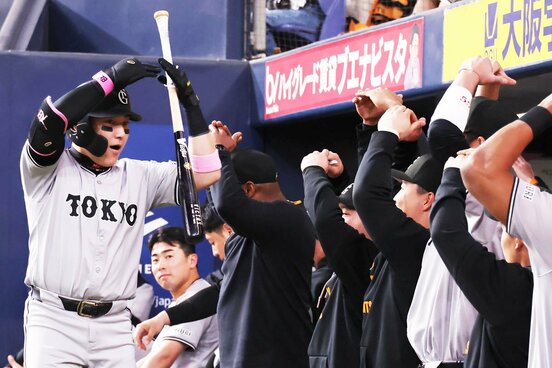 ３回にソロを放った丸佳浩(左)を「丸ポーズ」で迎えた巨人ナイン