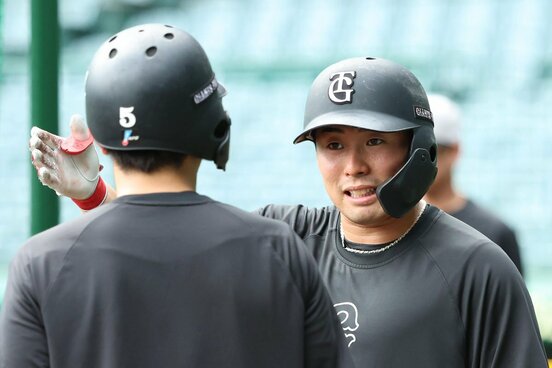 プロとして甲子園入りした巨人・浅野翔吾(右)