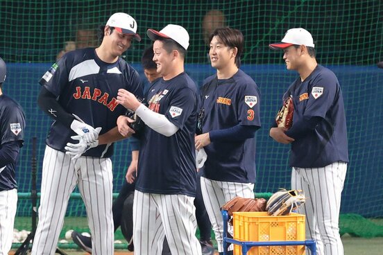 試合前もDeNA・牧秀悟(中央左)をかわいがるドジャース・大谷翔平
