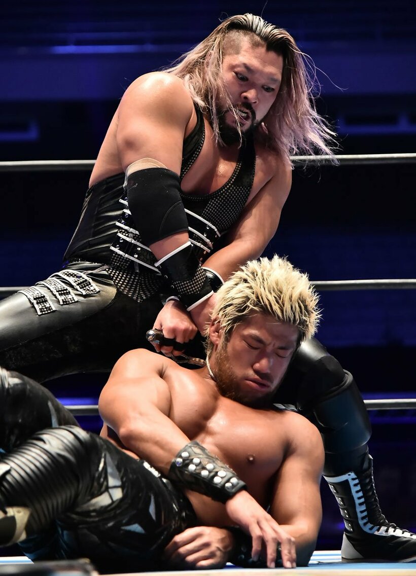  試合後もＳＡＮＡＤＡ（手前）の首を締め上げるＥＶＩＬ