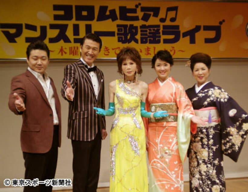 左から村木弾、山崎ていじ、弘田三枝子、田川寿美、上川しほ