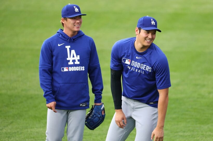 ドジャースの大谷翔平(右)と山本由伸