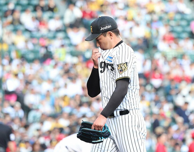 ９回、リードを守り切れず重い表情の阪神・岩崎優