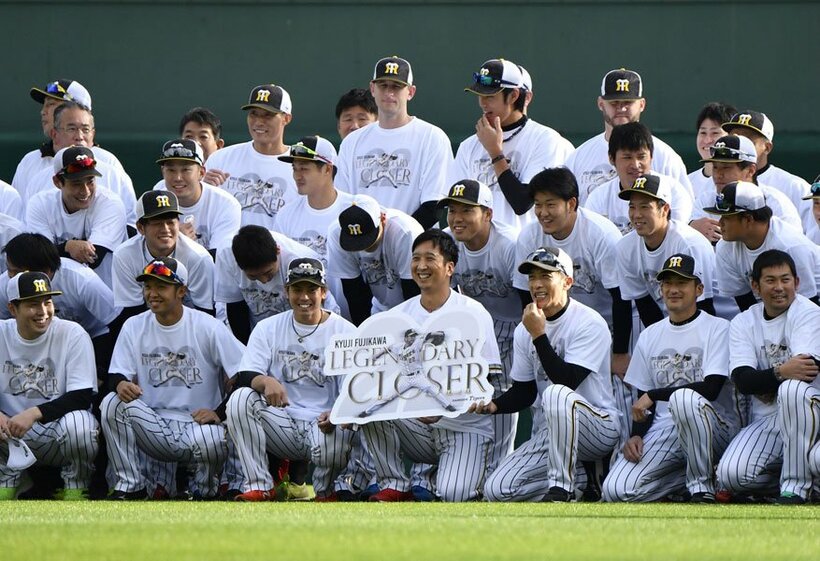  おそろいＴシャツで藤川（中央）を囲む阪神ナイン