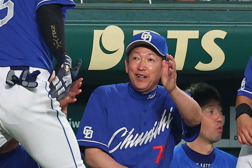６回、同点本塁打の細川（左）を迎える中日・立浪監督