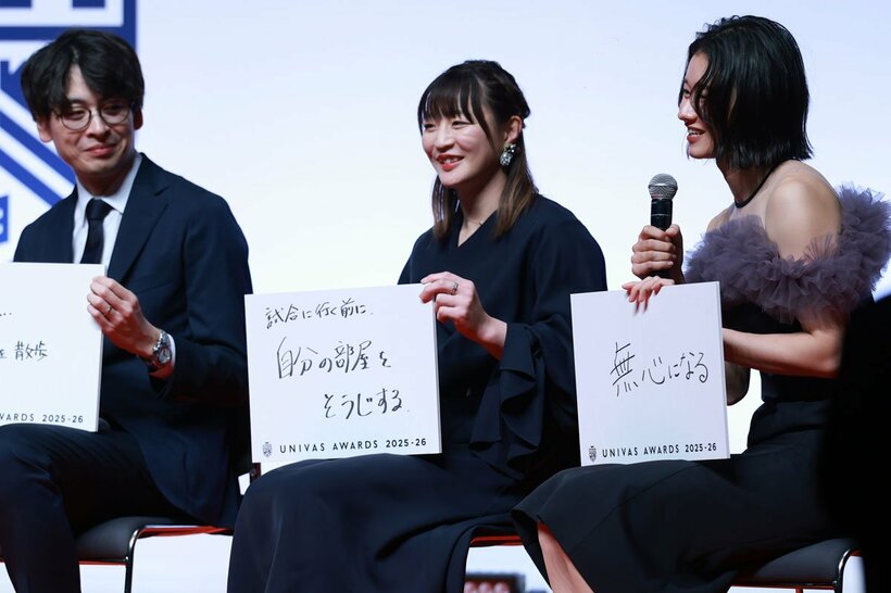 左から宇山賢、角田夏実、田中佑美