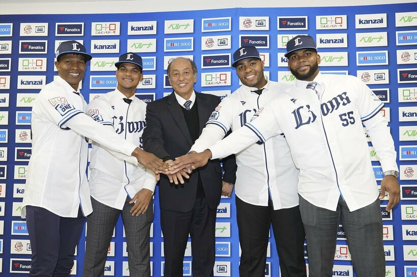 左からヤン、アブレイユ、渡辺GM、アギラ―、コルデロ（球団提供）