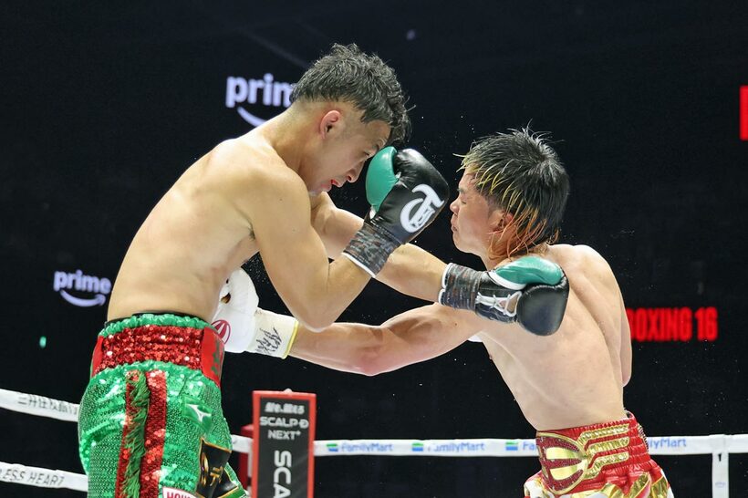 井上拓真（左）を攻める那須川天心