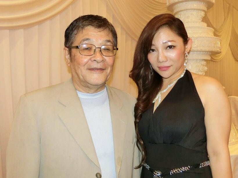  左から仲本、妻の純歌