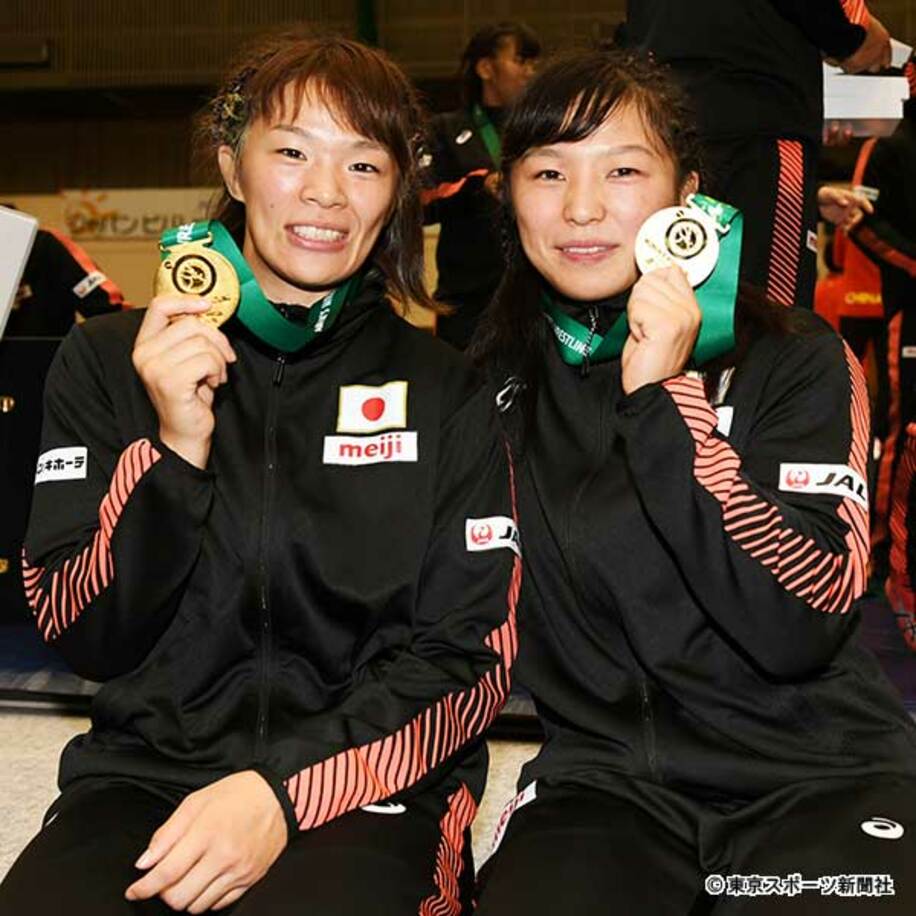  川井梨紗子と妹の友香子（右）がメダルを手に笑顔