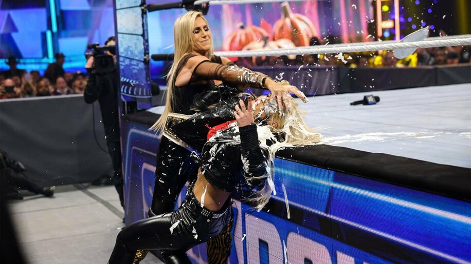  スマックダウン女子王者シャーロット・フレアー（左）は、トニー・ストームにパイを叩きつけた(©2021 WWE, Inc. All Rights Reserved.)
