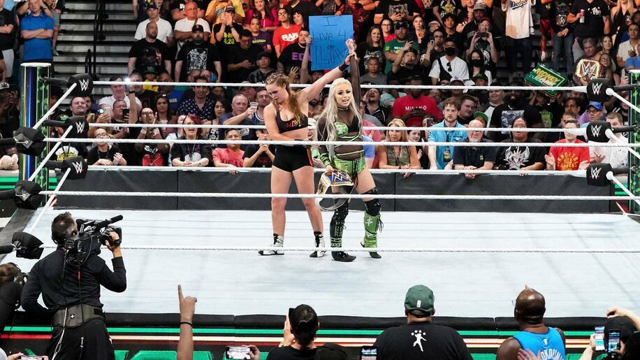  ロンダ(左)はリブの左手を上げて祝福©2022 WWE, Inc. All Rights Reserved.