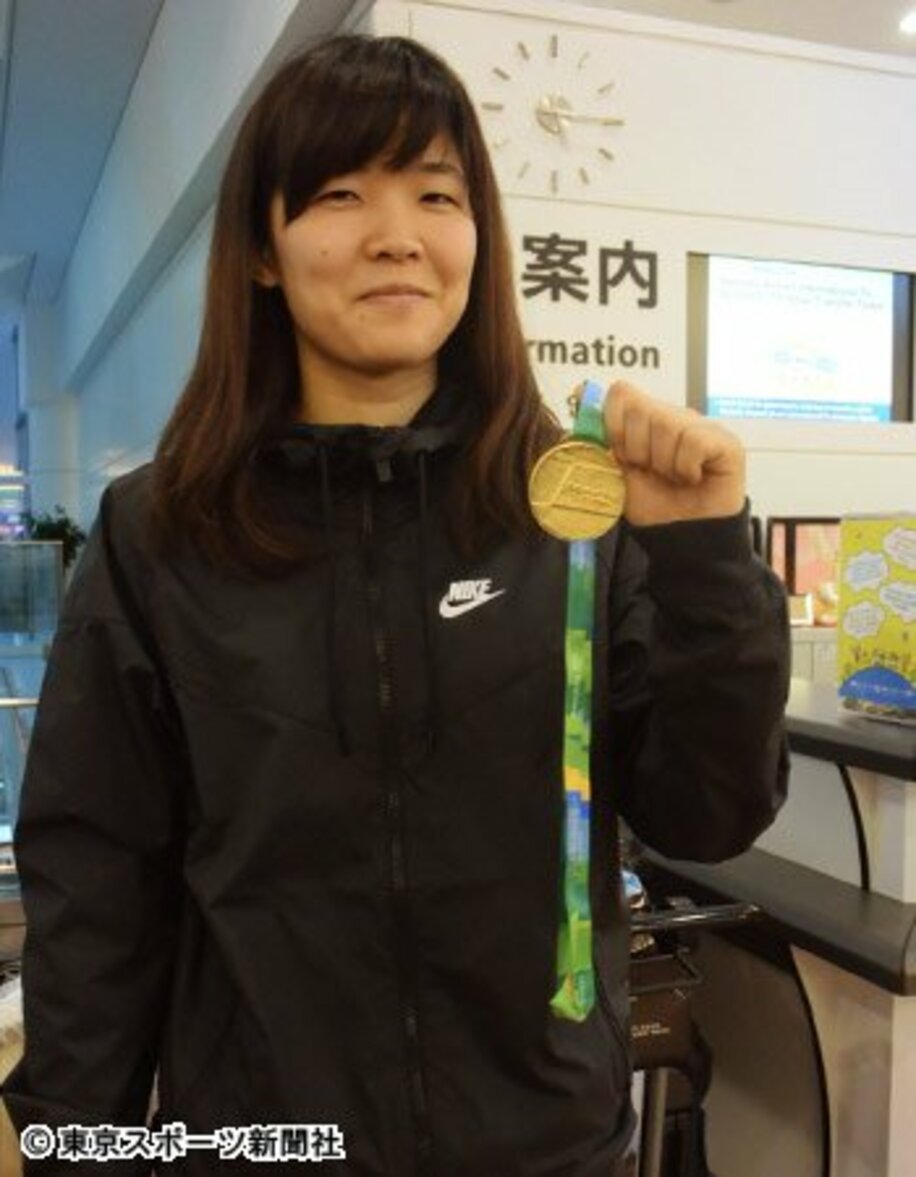 浜田は充実した表情で金メダルを披露した