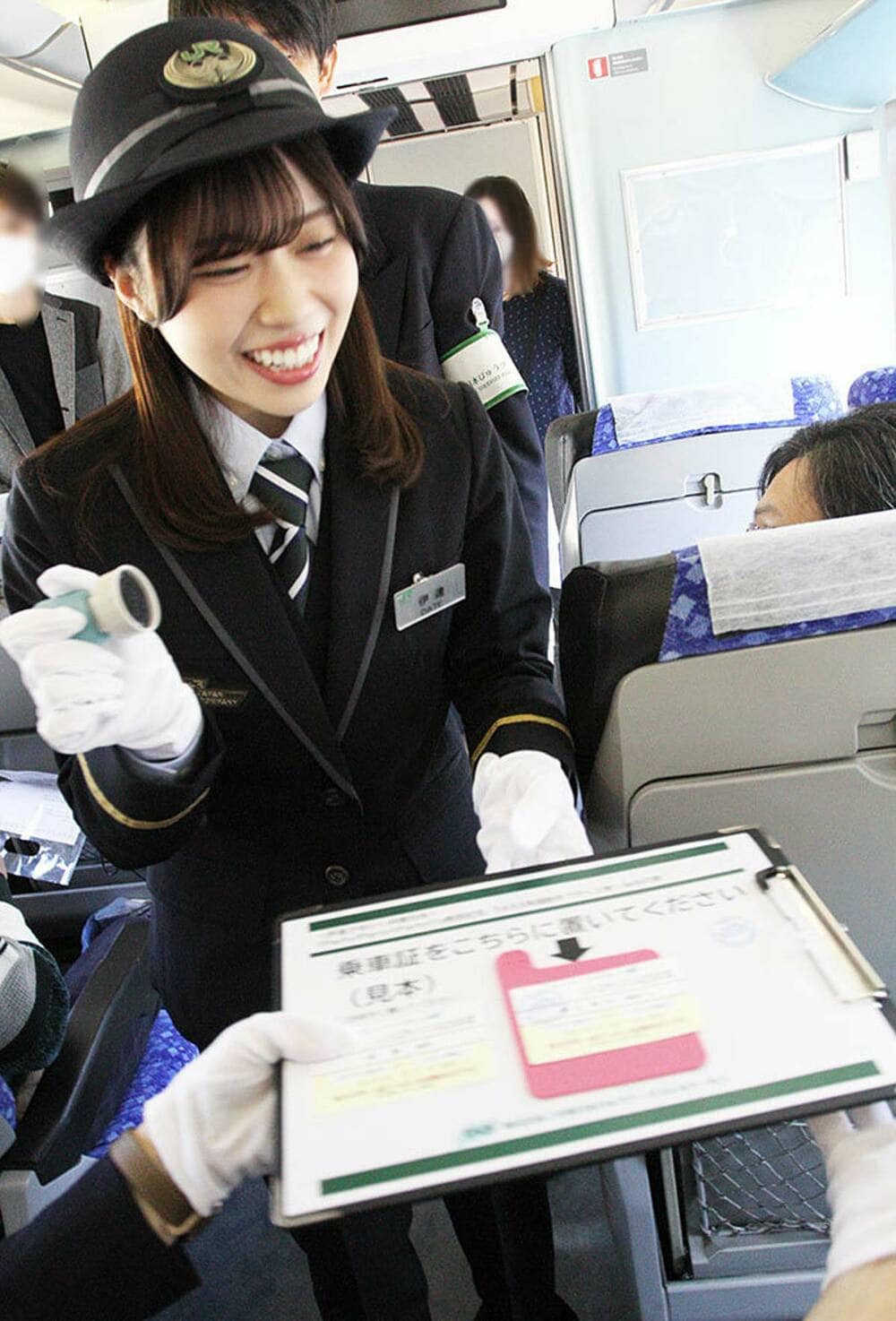 乗車証に検札印をスタンプ