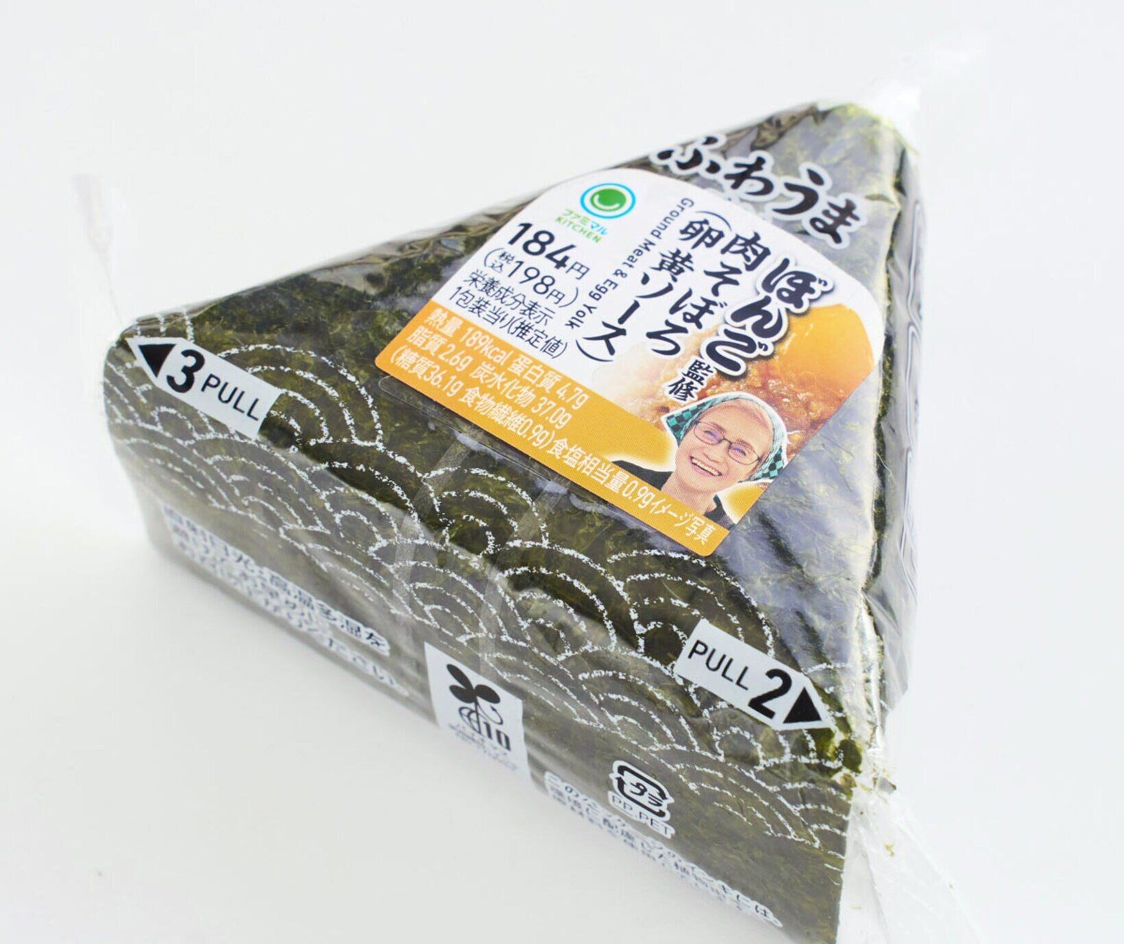 ファミマ「ぼんご監修おむすび　手巻-肉そぼろ(卵黄ソース)」