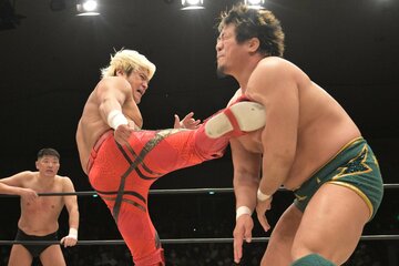 Yoshiki Inamura（右）をキックで攻める拳王