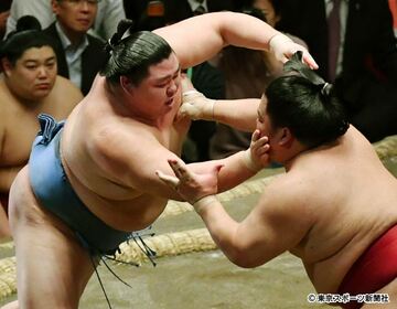  正代は大栄翔（右）の攻めにも粘って押し出した