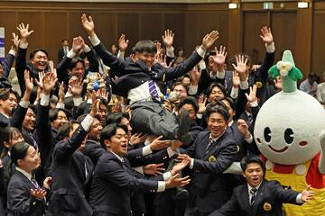 胴上げされる関西大学・米沢友翔投手