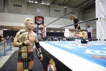  リング上の内藤(右)を一瞥するオカダ