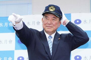 車掌になりきり出発の合図を出す石破茂氏