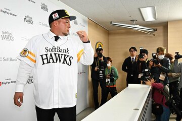 ホークスのユニホームを着てカメラマンの撮影に応じる山川穂高