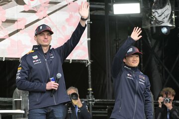 フェルスタッペン（左）と角田裕毅