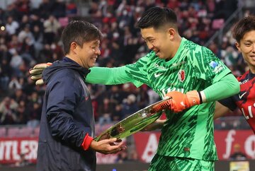 鬼木監督(左)にシャーレを手渡すＧＫ早川友基