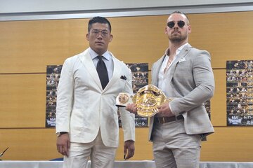 調印式に出席した王者デビッド・フィンレー(左)と挑戦者SANADA
