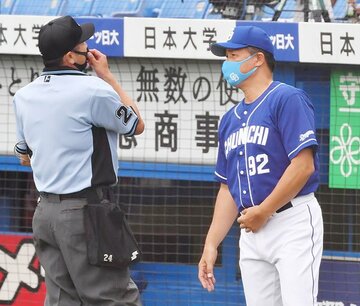  審判に抗議する与田監督（右）