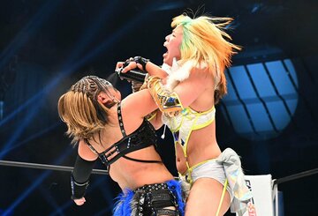 小波(左)の顔面にに黒スプレーを噴射する羽南