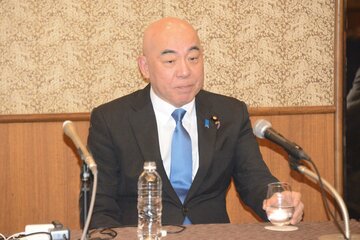 開票速報を見守る日本保守党の百田尚樹代表