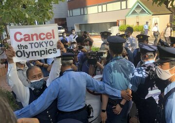  バッハ会長への抗議デモを警官隊が制止