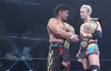  オカダ(右)との一騎打ちが決まった鷹木（東スポWeb）