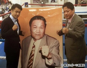 プロモーターに専念する金平会長（右）はジムを坂田新代表に一任。中央の写真は金平会長の父・正紀氏