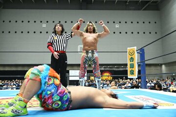 引退前の棚橋弘至(奥)に惜しくも屈した高橋ヒロム(手前)