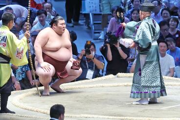 横綱豊昇龍を寄り倒しで破った熱海富士