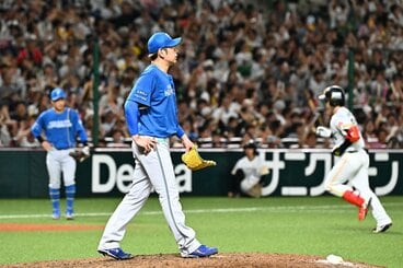５回、ソフトバンク・正木智也(奥右)に逆転２ランを喫した日本ハム・加藤貴之