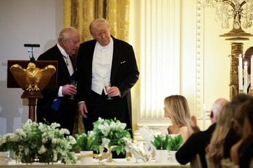 チャールズ国王（左）とトランプ大統領（ロイター）