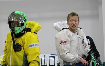 ９７期対決を終えリプレーを確認する山口達也（左）と西山貴浩