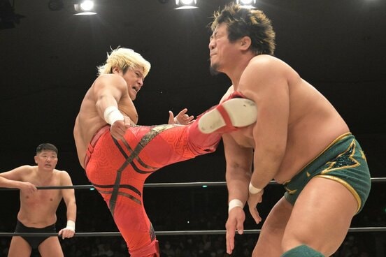 Yoshiki Inamura（右）をキックで攻める拳王