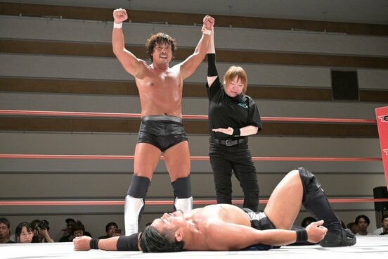 土肥こうじ(下)を粉砕し、勝ち名乗りを受ける中嶋勝彦