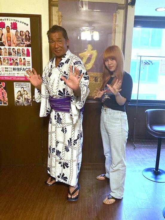  会見を行った維新力（左）とかえで氏