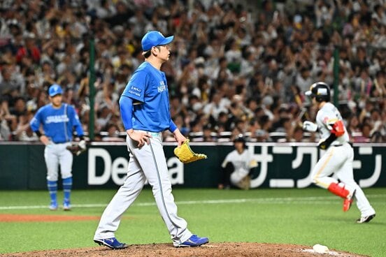 ５回、ソフトバンク・正木智也(奥右)に逆転２ランを喫した日本ハム・加藤貴之